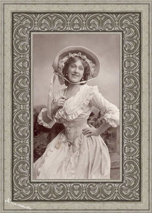 296) FEMME DE L'ANCIEN TEMPS