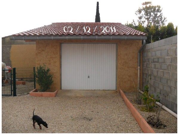 32)  GARAGE ENFIN CREPIS + BIENTOT LE MUR